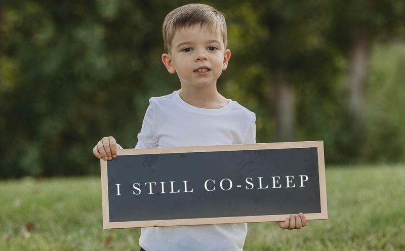 «Μεγαλώνω με γάλα εμπορίου»: Φωτογραφίες που ανακουφίζουν τις μαμάδες από τις ενοχές έγιναν viral