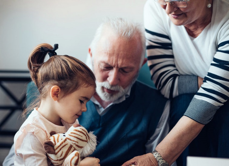 Έρευνα | Οι παππούδες που ασχολούνται με τα εγγόνια τους ζουν περισσότερο