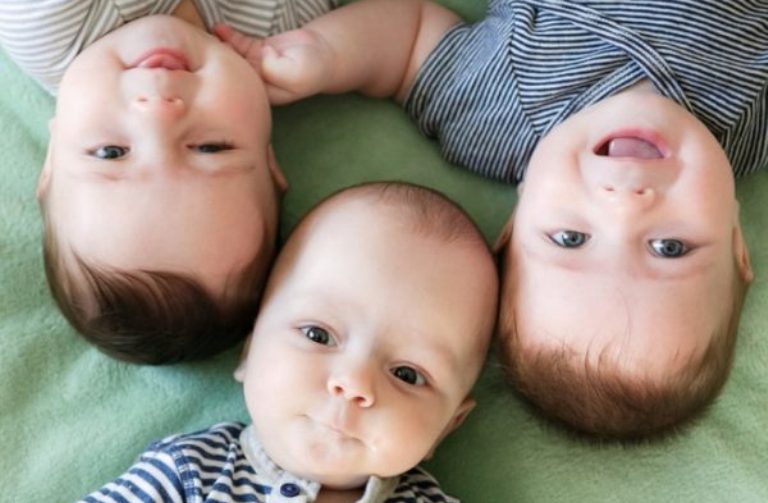 Πώς ντύνεις τρίδυμα ΚΑΙ ένα νήπιο; Δύσκολα, είναι η απάντηση! Δες το video και θα το διαπιστώσεις
