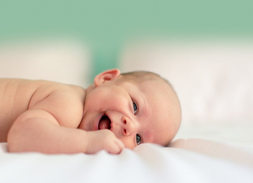 Αν θες «να φας» τις δίπλες ή τα μάγουλα του μωρού σου, είσαι καλύτερος γονιός... λέει η επιστήμη