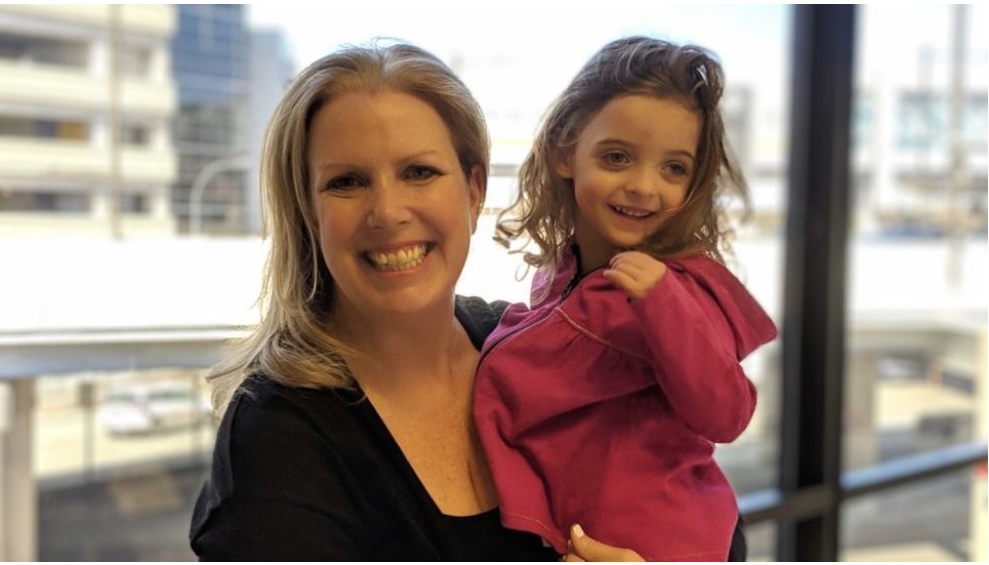 Νοσηλεύτρια υιοθετεί κοριτσάκι που αγάπησε με μια ματιά