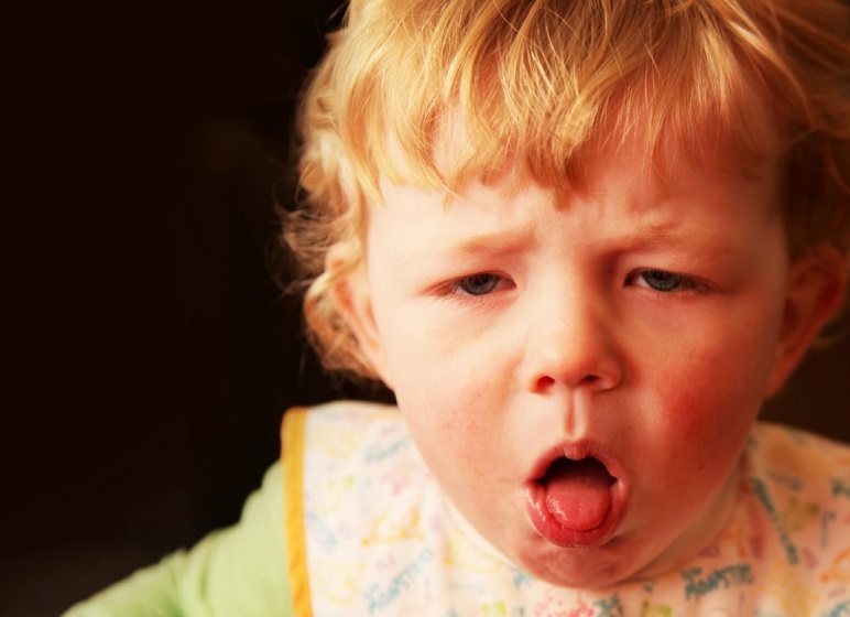 VIDEO: Οδηγίες πρώτων βοηθειών σε περίπτωση που πνίγεται ένα παιδί