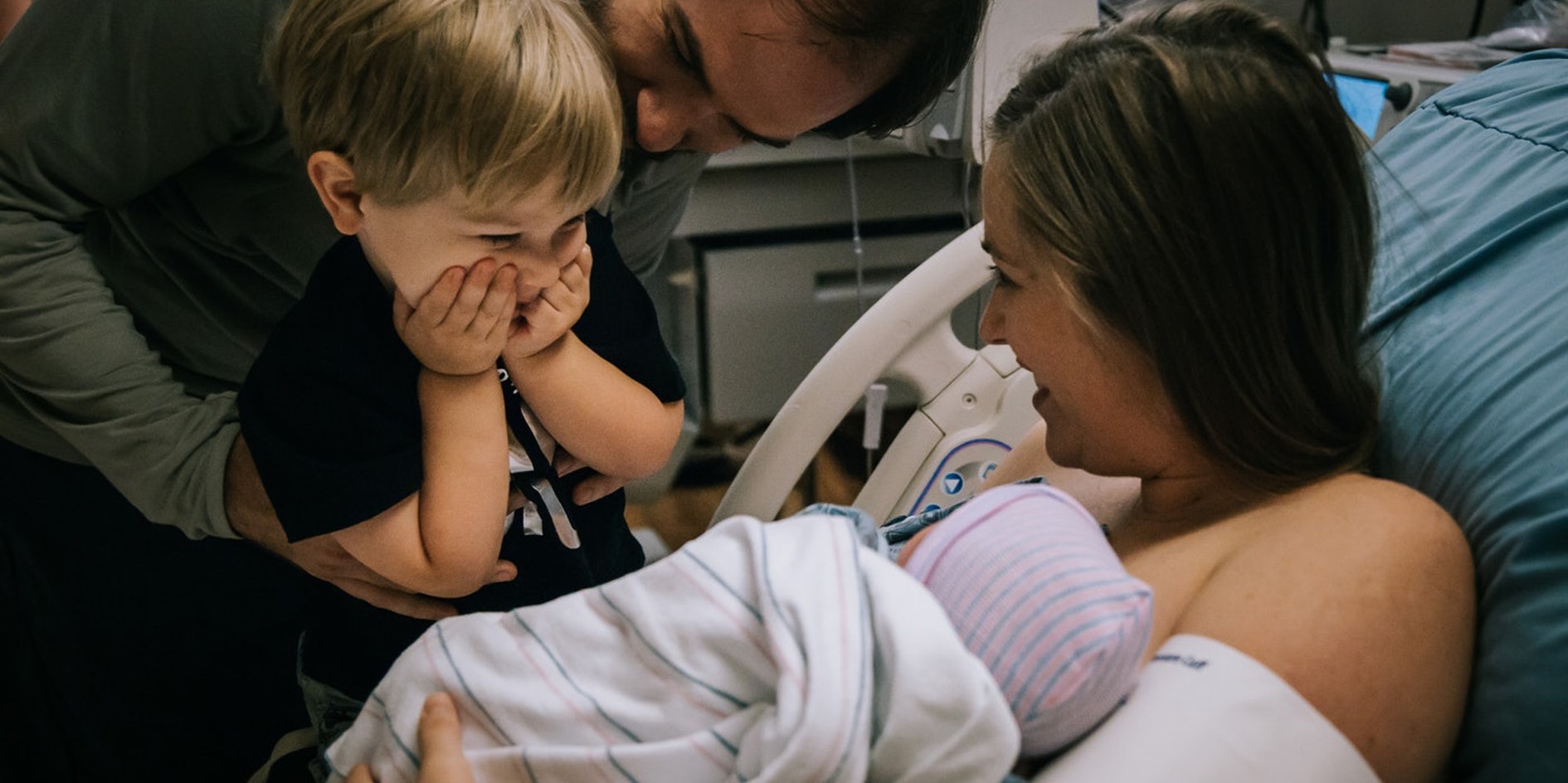 15 συγκινητικές φωτογραφίες παιδιών που βλέπουν το αδερφάκι τους για πρώτη φορά