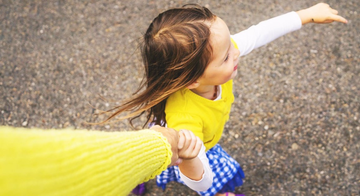 Οι «γονείς-μπουλντόζα» και γιατί δημιουργούν ψυχικά ευάλωτα παιδιά