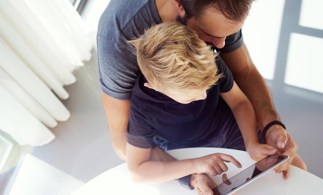 Πατέρας δημιουργεί app που «υποχρεώνει» τα παιδιά να απαντούν στα μηνύματα