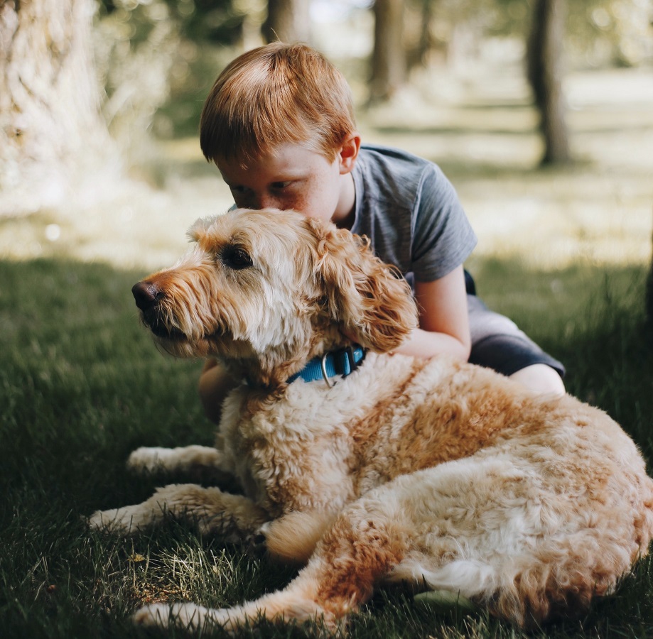 Τα παιδιά που μεγαλώνουν με βάση την ανατροφή ισχυρού δεσμού μαθαίνουν την ενσυναίσθηση
