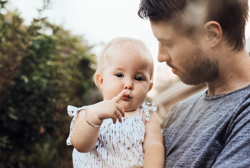 Το 85% των μπαμπάδων θα έκαναν τα πάντα για να είναι δίπλα στο νεογέννητο μωρό τους