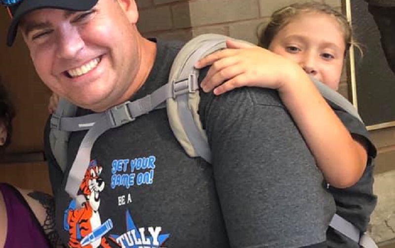 Δάσκαλος μεταφέρει την παράλυτη μαθήτριά του στην πλάτη του για να μη χάνει τις εκδρομές