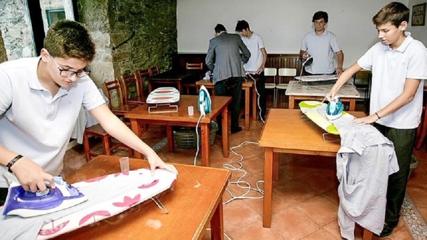 Ισπανικό σχολείο οργάνωσε μαθήματα οικοκυρικών μόνο για αγόρια