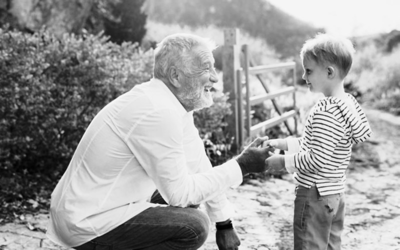 Να βλέπεις τον πατέρα σου να γίνεται ο παππούς των παιδιών σου. Αξία ανεκτίμητη!