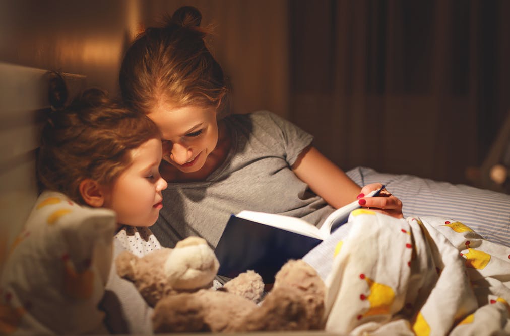 Μπορεί τα παιδιά μου να μεγάλωσαν λίγο, αλλά εγώ ακόμα ξαπλώνω πλάι τους τα βράδια