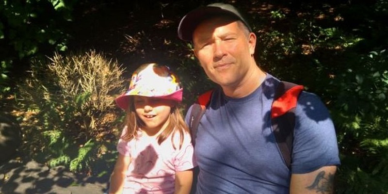 Έγινε συγγραφέας για χάρη της αυτιστικής κόρης του