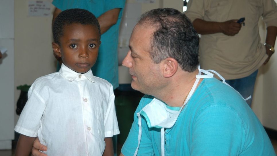 Έλληνας παιδοκαρδιοχειρουργός έχει χειρουργήσει αφιλοκερδώς χιλιάδες άπορα παιδιά απ' όλο τον κόσμο