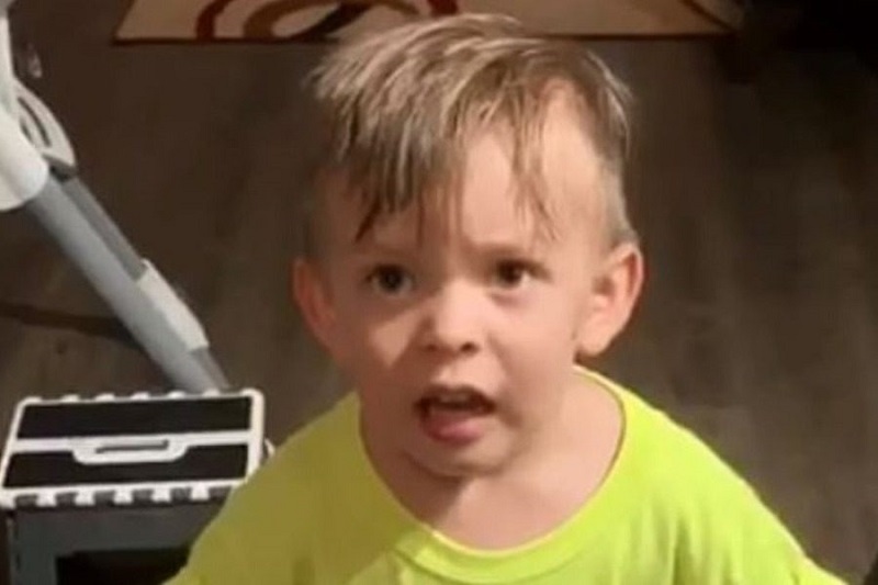 Ο μικρός που έγινε έξαλλος επειδή η μαμά του έφυγε για τη δουλειά χωρίς να τον φιλήσει