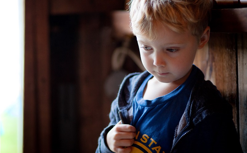 Οι συνεχείς παρατηρήσεις και τιμωρίες κάνουν ένα παιδί να πιστέψει ότι είναι ένα "κακό" παιδί και τελικά να γίνει