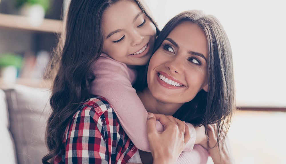 Το παιδί κολλάει πάνω μας όχι για να γεμίσει εκείνο, αλλά για να μας δείξει την αγάπη του