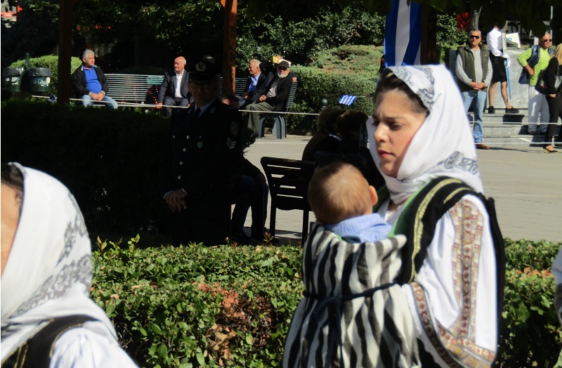 Η Μητέρα που παρέλασε με το μωρό της στον μάρσιπο κέρδισε το χειροκρότημα όλων