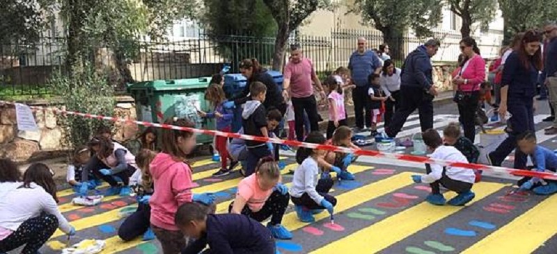 Στον Άλιμο μαθητές χρωματίζουν τις διαβάσεις για να τραβήξουν την προσοχή πεζών και οδηγών