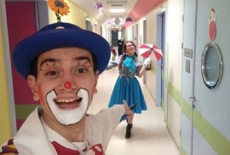 Ο κλόουν που σκορπάει χαμόγελα στα άρρωστα παιδιά στο ΑΧΕΠΑ