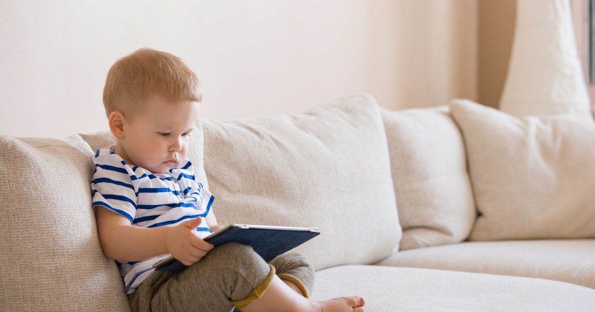 Τα παιδιά ενός έτους περνούν σχεδόν μια ώρα μπροστά από οθόνες, ενώ στα τρία τους φθάνουν τις δυόμισι ώρες