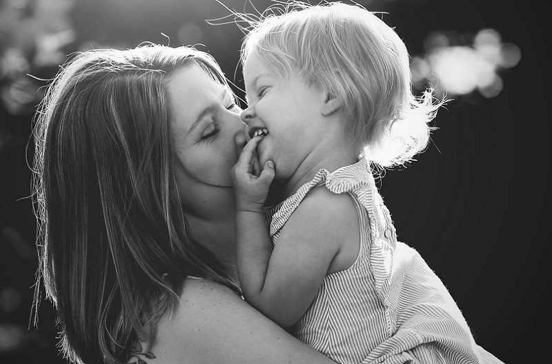 Δώσε στο παιδί αγάπη και αγκαλιά. Πολύ και από τα δύο...