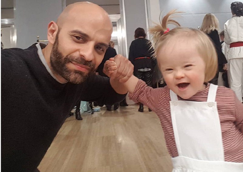 Υιοθέτησε κοριτσάκι με σύνδρομο Down που είχαν απορρίψει 20 οικογένειες