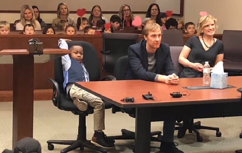 Κάλεσε όλους τους συμμαθητές του από το νηπιαγωγείο για να δουν την υιοθεσία του