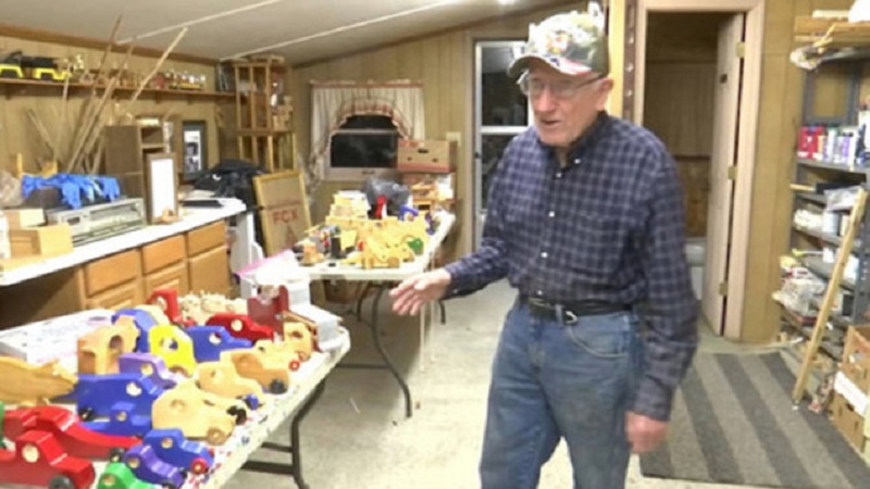 Πραγματικός «Άγιος Βασίλης»: 50 χρόνια φτιάχνει δωρεάν παιχνίδια για φτωχά παιδιά