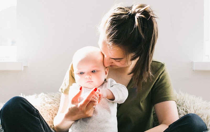 Για να γεννήσει μια γυναίκα χρειάζεται να ξεμάθει όσα έχει μάθει