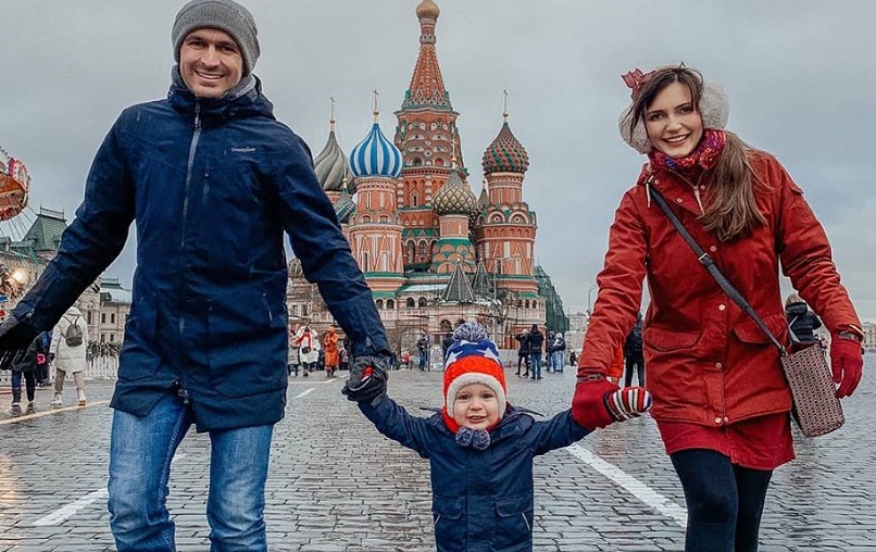 Οι Έλληνες που ταξιδεύουν σε όλον τον κόσμο με τον 2χρονο γιο τους συλλέγοντας μοναδικές εμπειρίες