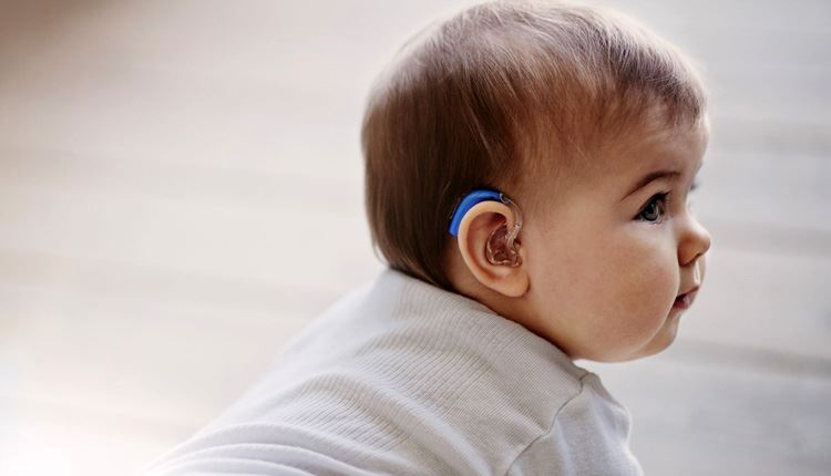 25 βρέφη με πολύ βαριά βαρηκοΐα άκουσαν για πρώτη φορά τη φωνή της μητέρας τους