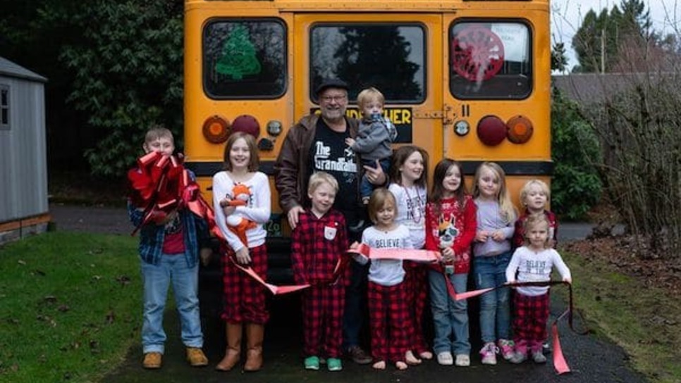 Grandfather Express | Παππούς αγόρασε λεωφορείο για να πηγαίνει τα εγγόνια του σχολείο!