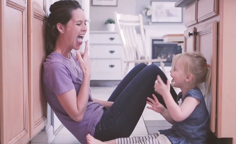 Πώς κάθε μαμά φτιάχνει μαγικές αναμνήσεις για τα παιδιά της, χωρίς να το ξέρει - ένα υπέροχο βίντεο 