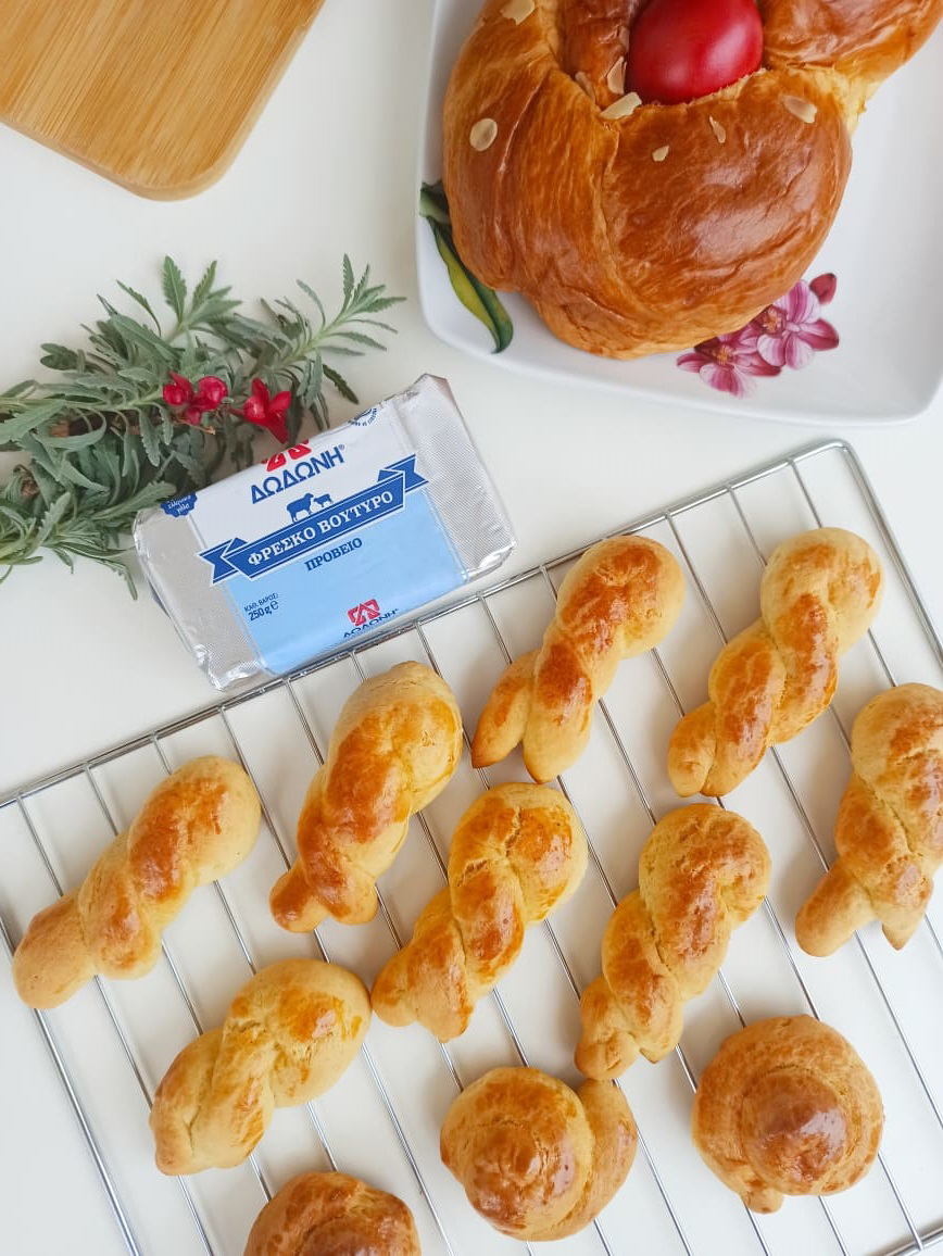 Φέτος το Πάσχα #menoumespiti και φτιάχνουμε μαζί με τα παιδιά πασχαλινά κουλουράκια