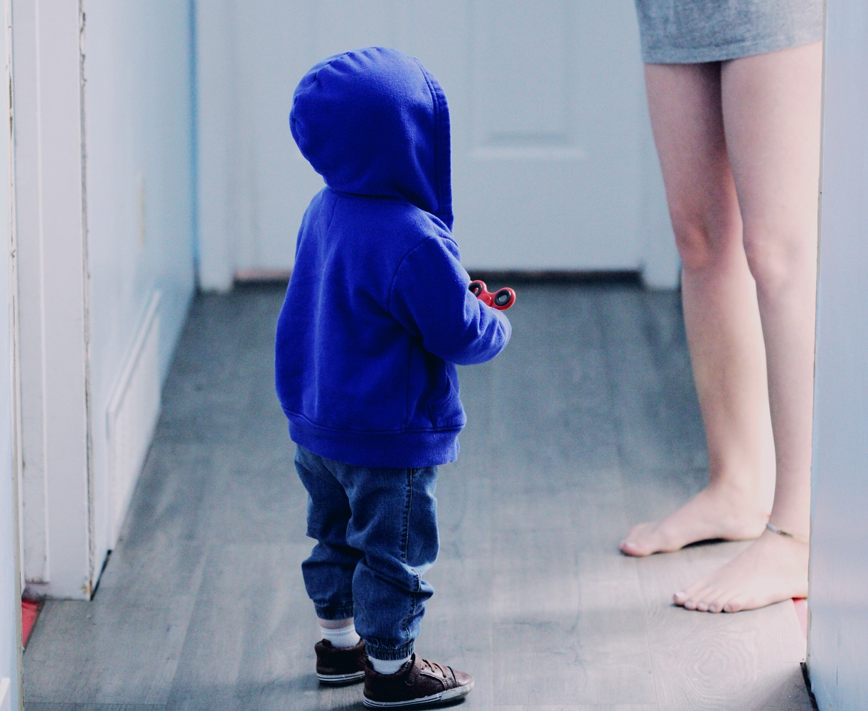 Αν είσαι μαμά στην εποχή της καραντίνας, αυτό που προσπαθείς να καταφέρεις, είναι να πας τουαλέτα με την πόρτα κλειστή