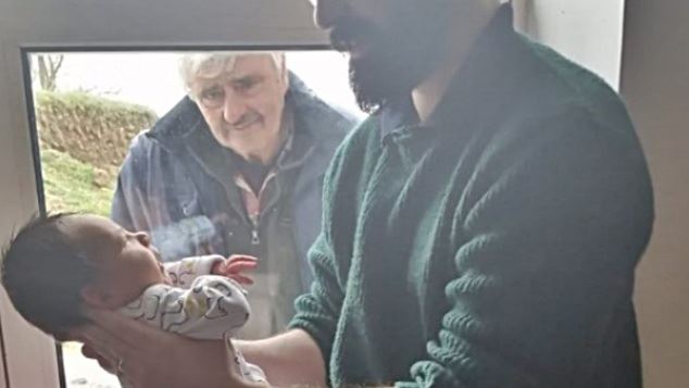 Παππούς βλέπει για πρώτη φορά το νεογέννητο εγγόνι του από το παράθυρο λόγω καραντίνας