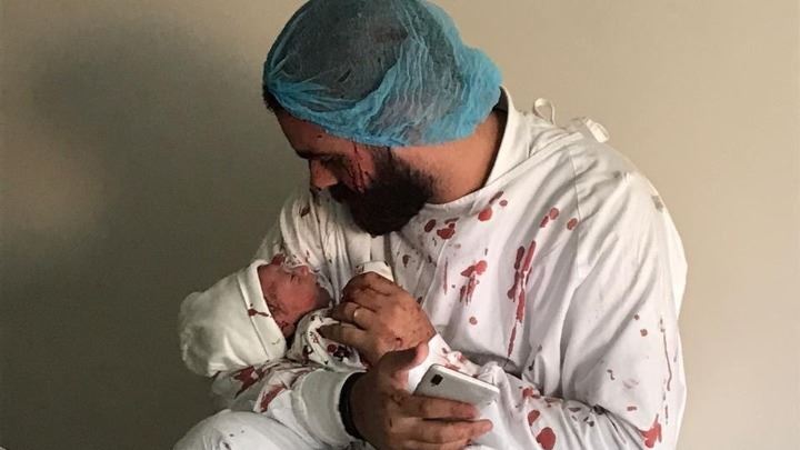 Βηρυτός: Πατέρας κρατά στην αγκαλιά του τον νεογέννητο γιο του τη στιγμή της έκρηξης