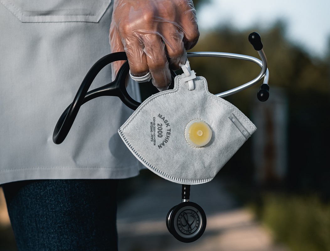 Κορονοϊός: Στη ΜΕΘ διασωληνωμένη 27χρονη γιατρός στη Λάρισα