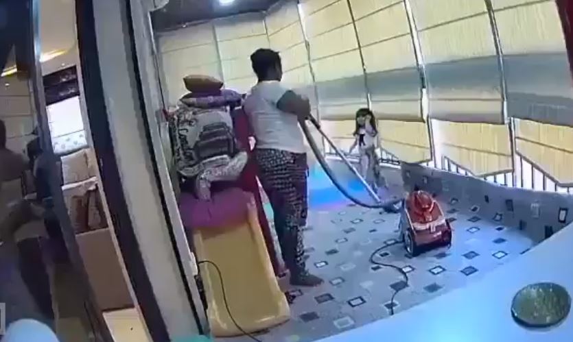 Βηρυτός | Οικιακή βοηθός αρπάζει και σώζει παιδάκι τη στιγμή της έκρηξης