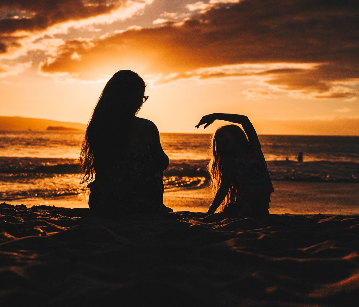 Μια μέρα θα είμαστε μόνο ψίθυροι στη σκέψη των παιδιών μας...