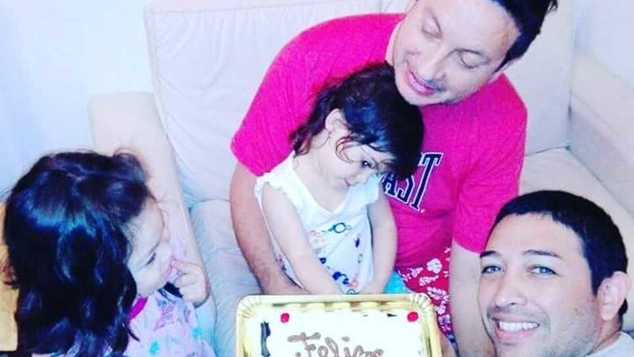 Ομόφυλο ζευγάρι υιοθέτησε μωρό με HIV που είχαν απορρίψει δέκα οικογένειες