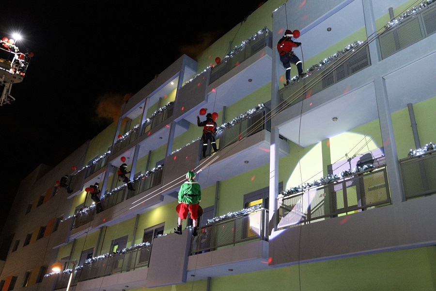 Ιπτάμενοι πυροσβέστες ντυμένοι Αη-Βασίληδες και Καλικάντζαροι μοίρασαν δώρα στα παιδιά της Ογκολογικής Μονάδας "Ελπίδα"