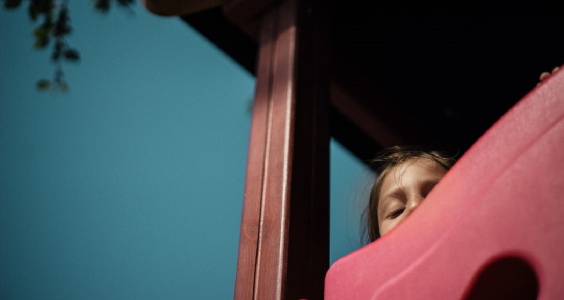 Χαλκίδα: Nηπιαγωγός έβγαλε ένα 4χρονο κοριτσάκι στο κρύο για να το τιμωρήσει