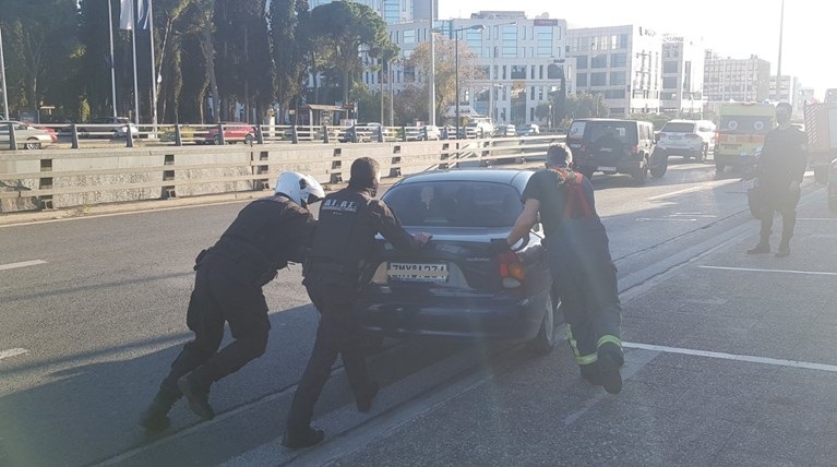 Γεννητούρια στην Κηφισίας με τη βοήθεια Πυροσβεστών και Αστυνομικών!