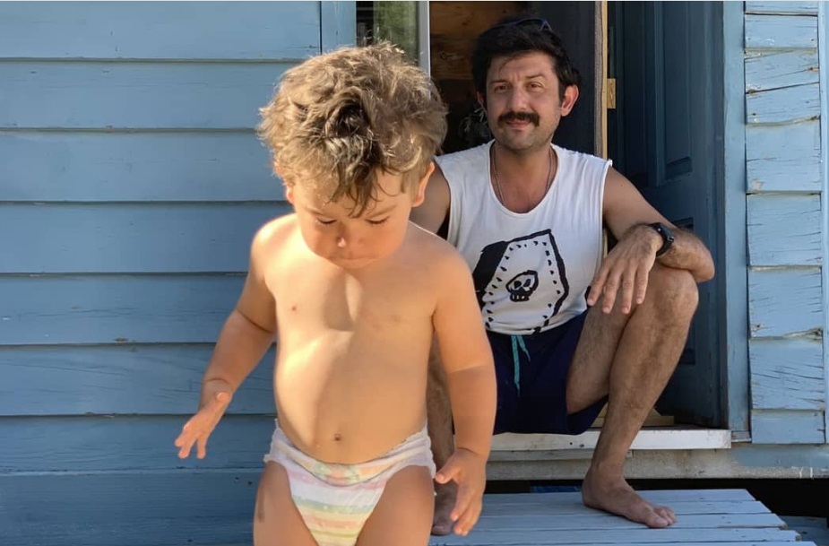 «Το μεγάλο δώρο της ζωής μου»: Ο Μιχάλης Οικονόμου για τον γιο που μεγαλώνει με τον σύντροφό του