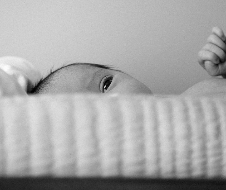 Δεν αφήνουμε ένα μωρό να κλαίει για να μάθει να ανακουφίζεται μόνο του