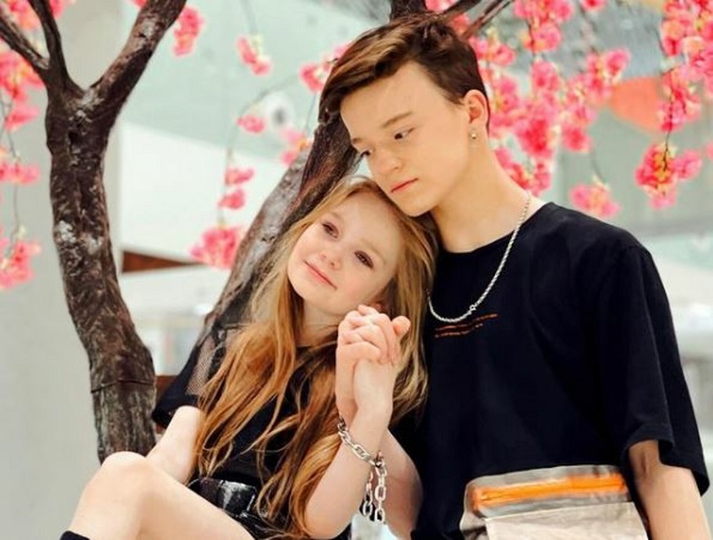 Οργή στην Ουκρανία: 8χρονη μπλόγκερ σε σχέση με 13χρονο – Η μητέρα της συμφωνεί