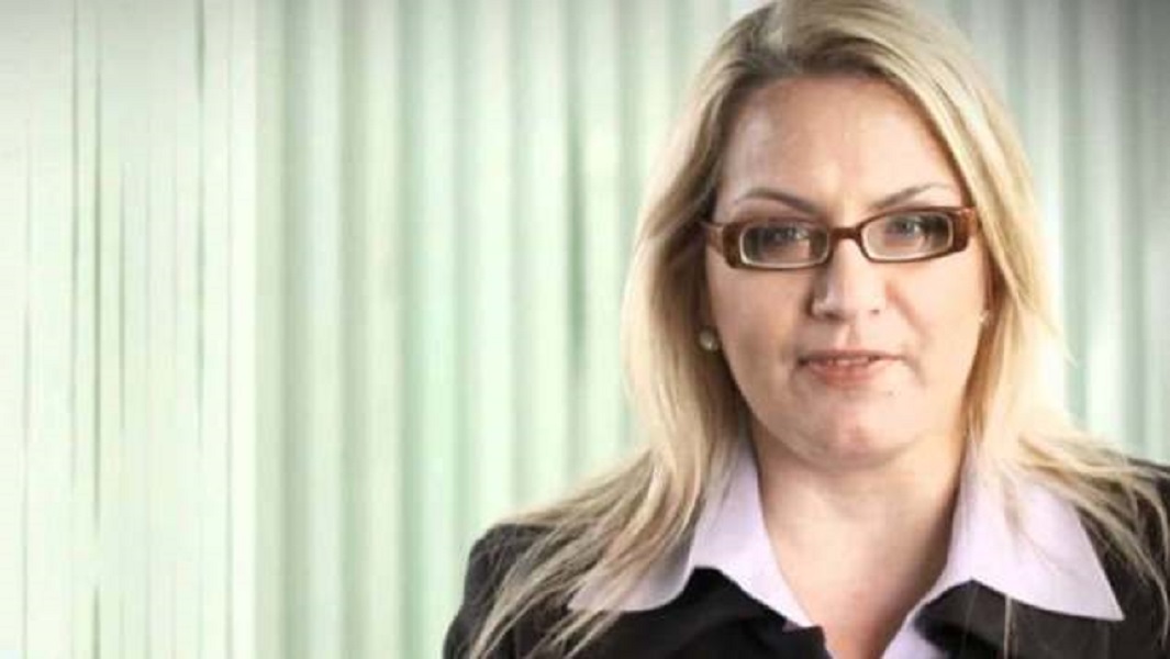 Όταν της αρνήθηκε η έκτρωση, αναγκάστηκε να ολοκληρώσει την εγκυμοσύνη της. Έχασε την όρασή της