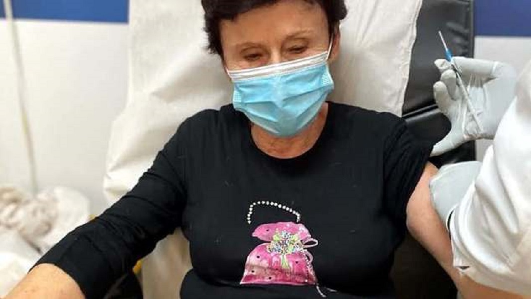 «Πήγα κι εγώ τη μανούλα μου χθες για εμβόλιο. Ήρθε η δική μας σειρά να σας προσέξουμε»