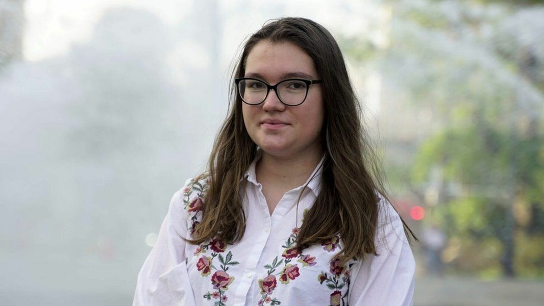 Πώς μια έφηβη με ένα ψεύτικο eshop καλλυντικών βοηθά θύματα ενδοοικογενειακής βίας